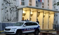 Des policiers montent la garde à l'entrée du lycée Gambetta à Arras, le 14 octobre 2023 ( AFP / Denis Charlet )
