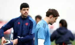 Hugo Auradou et Oscar Jegou à l'entraînement avec le XV de France avant le match du Tournoi des six nations face au pays de Galles, le 30 janvier 2025. (FRANCK FIFE / AFP)