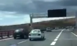 Un autre voiture qui zizague sur la quatre voies à Saint-Paul. (Photo Nicolas Balbino)