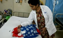 Une médecin s'occupe d'un nouveau-né dans le service maternité d'un hôpital public d'Hyderabad, en Inde, le 29 février 2024 ( AFP / Noah SEELAM )