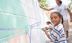 Le Port : des élèves réalisent une fresque pour l'école Ariste Bolon