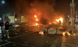 La police sécurise les lieux à Dublin après qu'une voiture de police a été incendiée lors de heurts faisant suite à une attaque au couteau le 23 novembre 2023 à Dublin