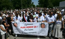 La tĂȘte du cortĂšge qui a rendu hommage le 7 juin 2026 Ă Fleurance, dans le Gers, Ă Lyhanna, 11 ans, retrouvĂ©e morte trois jours auparavant ( AFP / Lionel BONAVENTURE )