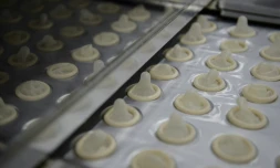 Des préservatifs produits dans une usine brésilienne, en 2014. (illustration) (YASUYOSHI CHIBA / AFP)