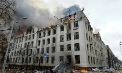 Le bùtiment du département Economie de l'Université nationale Karazin en feu à Kharkiv, deuxiÚme ville d'Ukraine, aprÚs un bombardement russe, le 2 mars 2022