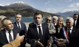 Le président Emmanuel Macron (c) fait une déclaration aux journalistes à son arrivée à Savines-le-Lac, le 30 mars 2023 dans les Hautes-Alpes ( POOL / Sebastien NOGIER )