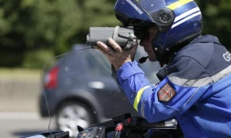 Un gendarme pendant un contrôle radar (photo d'illustration). © KENZO TRIBOUILLARD / AFP 