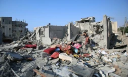 Un Palestinien récupÚre quelques effets personnels parmi les décombres d'un bùtiment détruit à la suite de frappes dans le centre de la bande de Gaza, le 7 novembre 2024