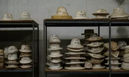 Des moules de fabrication de chapeaux dans la fabrique de Montcapel, à Montazels, dans l'Aude, le 15 janvier 2024 ( AFP / Ed JONES )