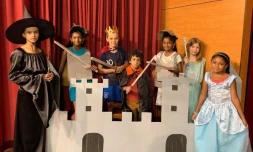 Des enfants présentent un spectacle