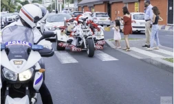 La police nationale escorte le Père Noël pour sa distribution de cadeaux