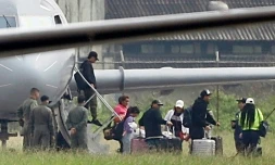 Des proches du baron de la drogue Adolfo Macias, alias "Fito", arrĂȘtĂ©s en Argentine, descendent d'un avion de l'armĂ©e de l'air argentine sur la base aĂ©rienne de Guayaquil, le 19 janvier 2024 en Ăquateur