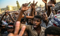 Des manifestants soudanais scandent des slogans lors d'un sit-in devant le QG de l'armée, dans la capitale Khartoum, le 25 avril 2019