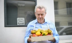 Le chef Alain Passard pose devant son restaurant l'Arpège à Paris où il sert désormais une cuisine exclusivement végétale, le 22 juillet 2025