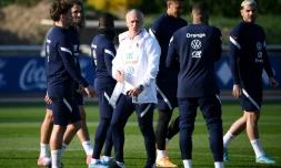 Le sélectionneur Didier Deschamps supervise une séance d'entraßnement des Bleus à Clairefontaine, le 27 mars 2022, à deux jours du match contre l'Afrique du Sud