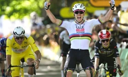 Tadej Pogacar (C) entouré du maillot jaune Mathieu van der Poel (G) et de son grand rival Jonas Vingegaard (D), le 8 juillet 2025 à l'arrivée de la 5e étape du Tour de France à Rouen