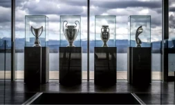  Les trophées de la Ligue des champions féminines, de la Ligue des champions, de l'Euro masculi et de l'Euro féminin, les quatre principales compétitions organisées par l'UEFA, le 23 février 2024 au siège de la confédération européenne à Nyon (Suisse). Opposée au projet de société commerciale de la Fifa, l'UEFA menace de boycotter les prochaines Coupes d monde © Fabrice COFFRINI / AFP/Archives 