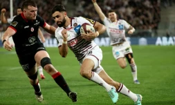 L'arriĂšre de Bordeaux-BĂšgles Romain Buros va marquer un essai contre Toulouse lors du match de Top 14 le 24 mars 2024 Ă Bordeaux