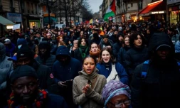 Des manifestants contre la loi immigration à Paris le 22 décembre 2023