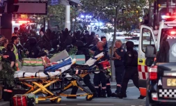 Des policiers entrent dans le centre commercial Westfield Bondi Junction Ă Sydney oĂč a Ă©tĂ© perpertrĂ©e l'attaque au couteau, le 13 avril 2024