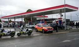 Des policiers sur les lieux où un homme a ouvert le feu depuis sa voiture, le 23 octobre 2026 à Trappes, dans les Yvelines ( AFP / Dimitar DILKOFF )
