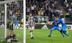 Le défenseur de Naples Kalidou Koulibaly (d) inscrit le but de la victoire à domicile face à la Juventus 1-0 le 22 avril 2018