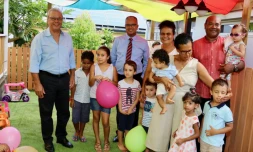 Cyrille Melchior et Maurice Gironcel avec les enfants et le personnel de la MAM