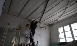 Travaux d’isolation dans une maison en Corse, en novembre 2025 (photo d’illustration). PASCAL POCHARD-CASABIANCA / AFP