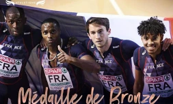 Les Français Aurel Manga (g), 3e du 60 m haies et Pascal Martinot-Lagarde, 2e, fêtent leurs places sur le podium, aux Championnats d'Europe en salle, le 3 mars 2019 à Glasgow