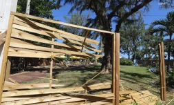 Manifestation contre les paillotes de plage KURR