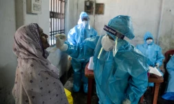 Un agent de santé effectue un prélÚvement sur une femme en vue d'un test de Covid-19 à Siliguri (Inde) le 29 août 2020