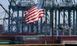 Des conteneurs chinois non déchargés sur le port de Long Beach, le 29 septembre 2018 à Los Angeles