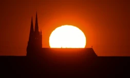 Coucher de soleil sur la cathédrale Notre Dame de Chartres, le 14 mai 2020