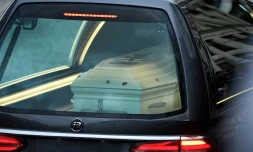 Le cercueil de Johnny Hallyday quitte l'église de la Madeleine après une cérémonie funéraire, le 9 décembre 2017 à Paris