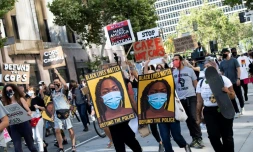 Des manifestants contre les violences policiĂšres, 17 juin 2020 Ă Los Angeles