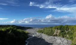ciel bleu et nuages sur le pont de la rivière de l'est