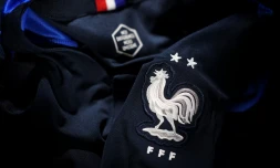 Le maillot de l'équipe de France de football, le 19 juillet 2018, dans une boutique à Paris. (FRANCK FIFE / AFP)
