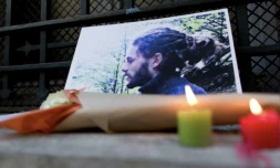Des fleurs et des bougies devant une photo de Rémi Fraisse quelques jours après sa mort, le 6 novembre 2014 à Paris ( AFP / KENZO TRIBOUILLARD )