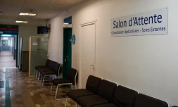 Une salle d'attente dans une clinique de Paris, le 23 août 2023. (LAURE BOYER / HANS LUCAS / AFP)