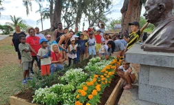 Saint-Paul : les jardiniers en herbe embellissent le jardin de Gandhi