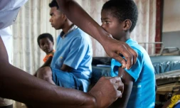 Un enfant est vacciné contre la rougeole dans un centre de soins dans le village d'Anivorano, à Madagascar, le 27 février 2019