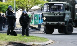 Un habitant dégage une route à Nouméa, le 15 mai 2024