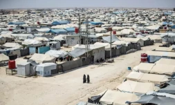 Des femmes marchent au milieu des tentes du camp de prisonniers jihadistes d'Al-Hol, dans le nord-est de la Syrie, le 2 août 2021 ( AFP / Delil SOULEIMAN )