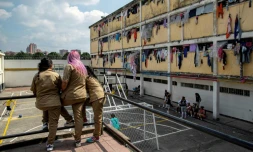 Des détenues regardent un match de football à la prison pour femmes El Buen Pastor à Bogota, le 26 février 2024