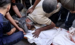 Un Palestinien pleure sur le corps d'un proche tué dans des bombardements israéliens à Nousseirat, dans le centre de la bande de Gaza, le 16 septembre 2024 ( AFP / Eyad BABA )