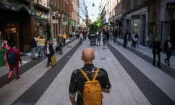 Dans une rue piétonne de Stockholm, le 29 mai 2020