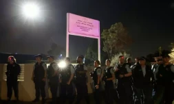 Foule devant l'église du Christ Bon Pasteur à Wakeley dans la banlieue ouest de Sydney, le 15 avril 2024 ( AFP / DAVID GRAY )