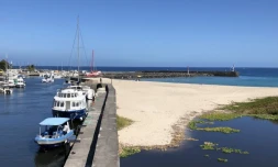 Saint-Gilles : opérations de dragage d'urgence sur la plage des Roches Noires