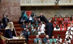   La députée Rachel Keke a brandi un drapeau palestinien à l’Assemblée nationale, mardi 4 juin, lors des questions au gouvernement. 