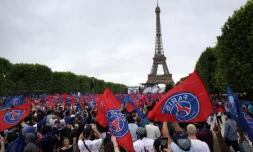 Foot : les joueurs du PSG paradent au Champs-de-Mars devant leurs supporters